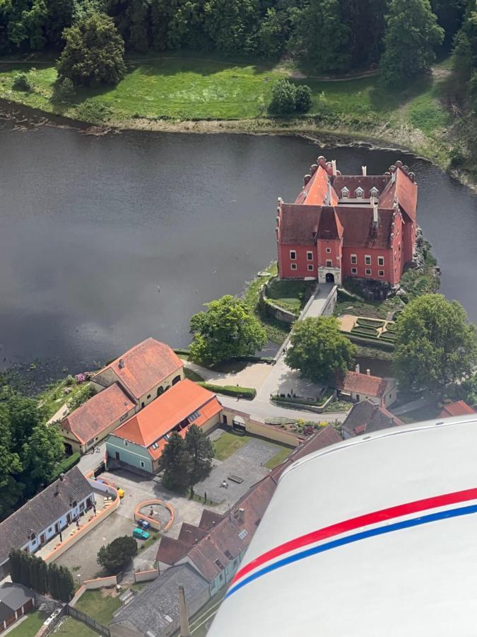 Penzion Tera U Zamku Cervena Lhota Pluhuv Zdar Exterior photo