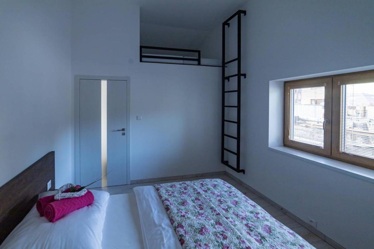 Penzion Tera U Zamku Cervena Lhota Pluhuv Zdar Exterior photo