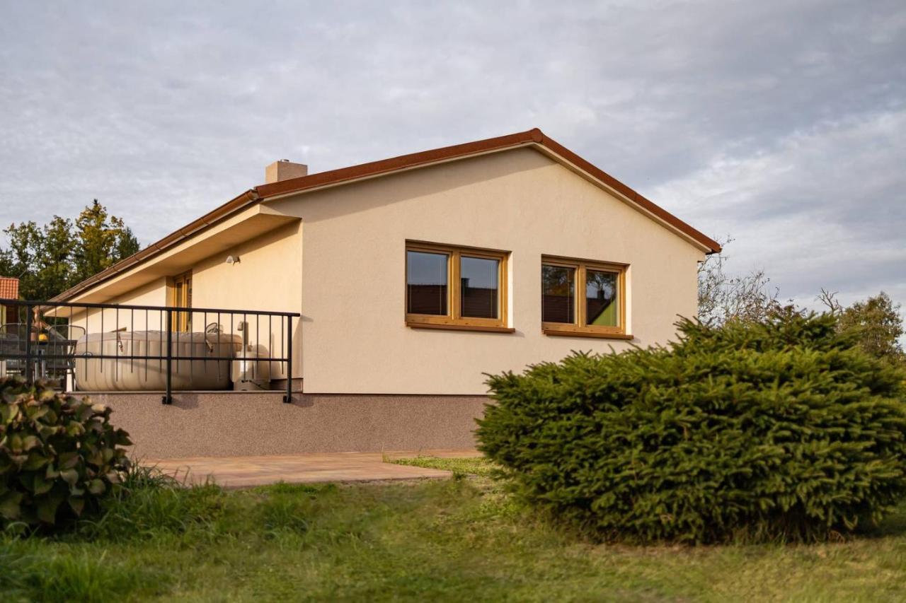 Penzion Tera U Zamku Cervena Lhota Pluhuv Zdar Exterior photo